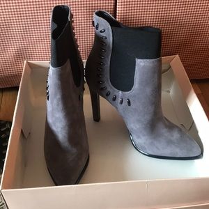Suede grey bootie heel